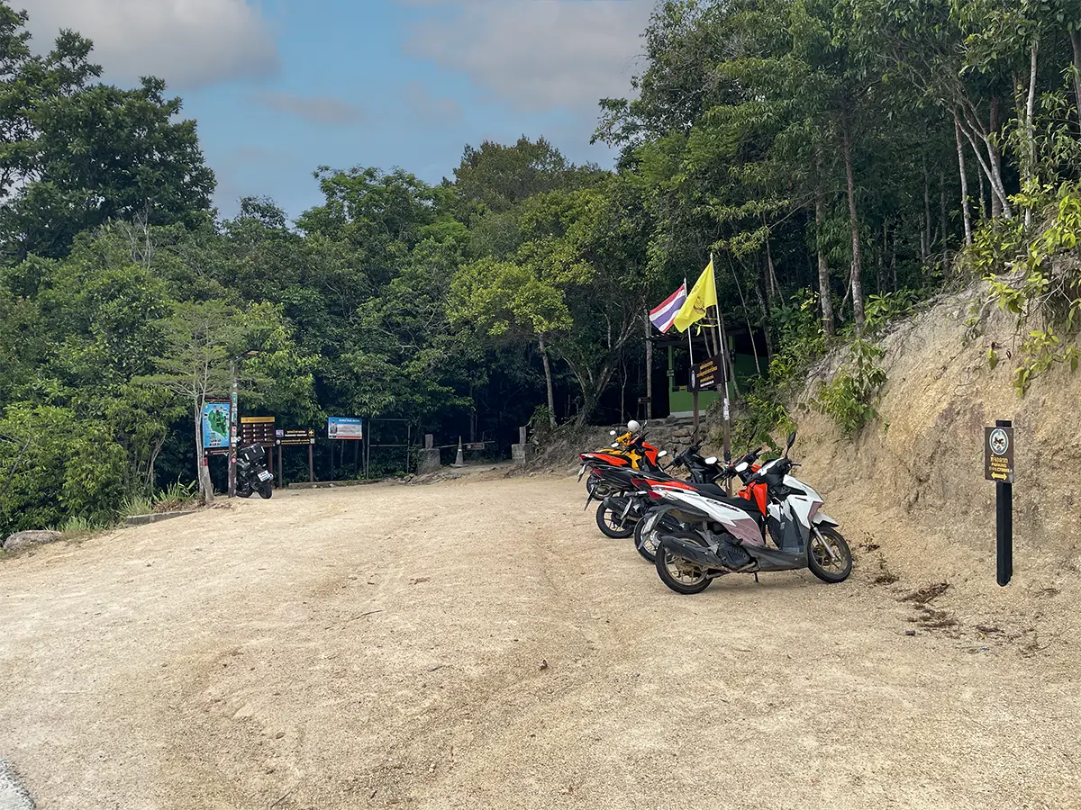 Départ sentier Bottle Beach Haad Khom Koh Phangan chemin de jungle