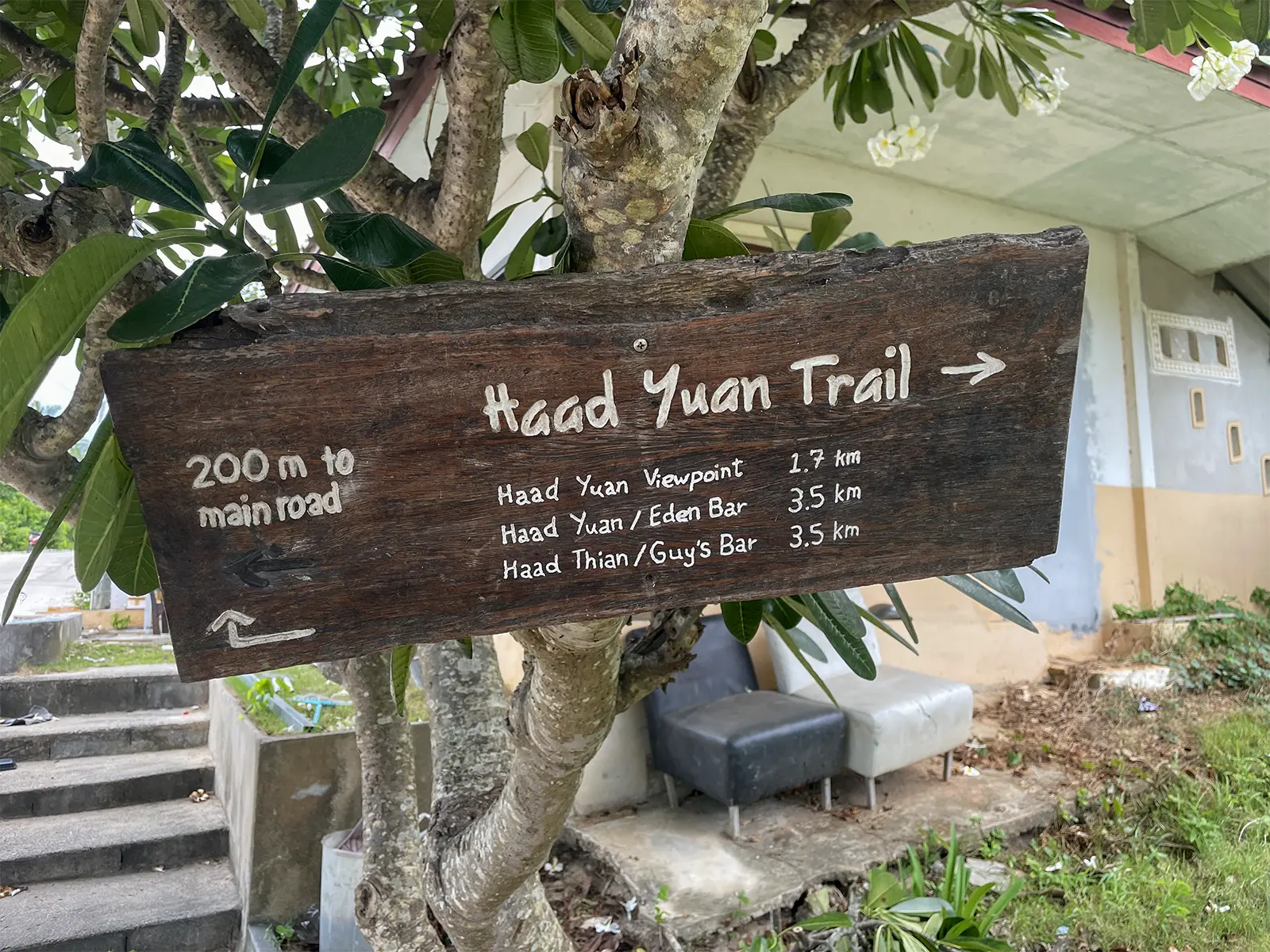 Descente vers la plage Haad Yuan Koh Phangan sentier jungle