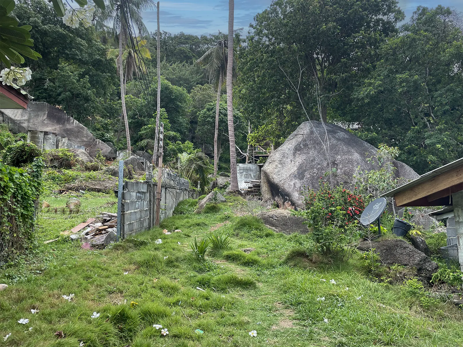 Sentier côte est Koh Phangan vue sur mer au-dessus de Haad Tien