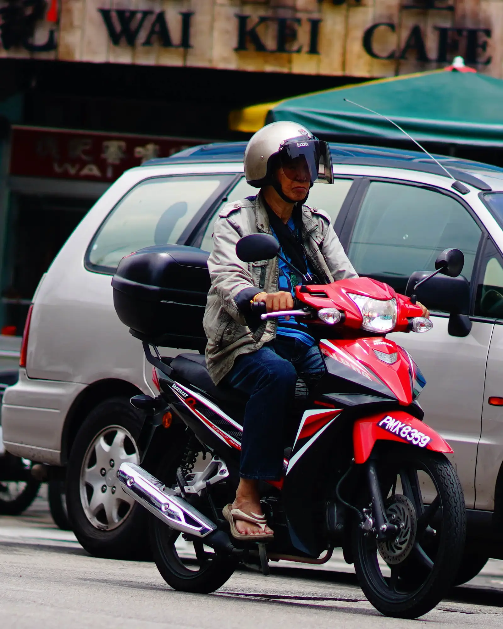 Scooter garé à Koh Phangan, comparaison scooter ou voiture