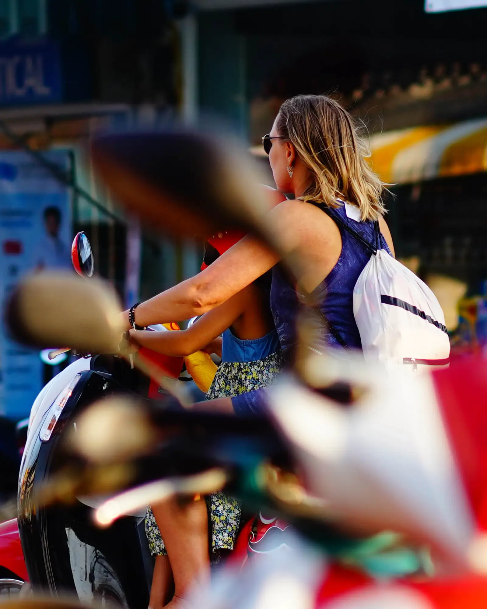 Vie de rue et ambiance à Koh Phangan, décision de louer un scooter ou non